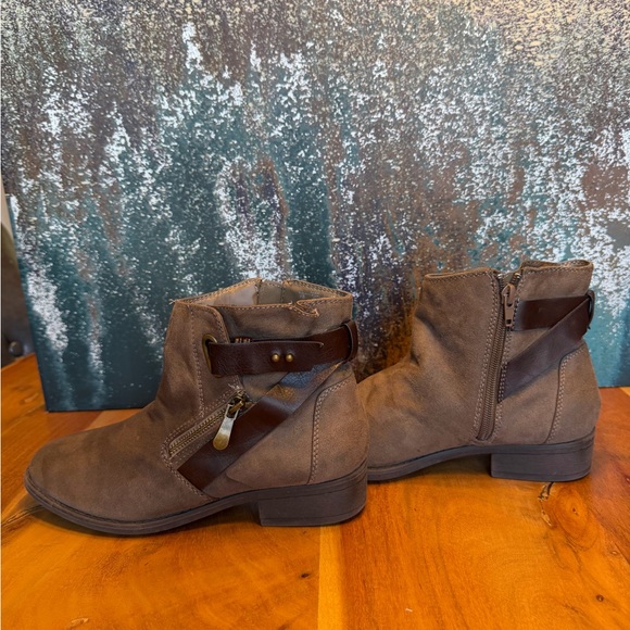 Joe Boxer 2016 Women August Brown Suede Ankle Bootie size 7 - Picture 13 of 14